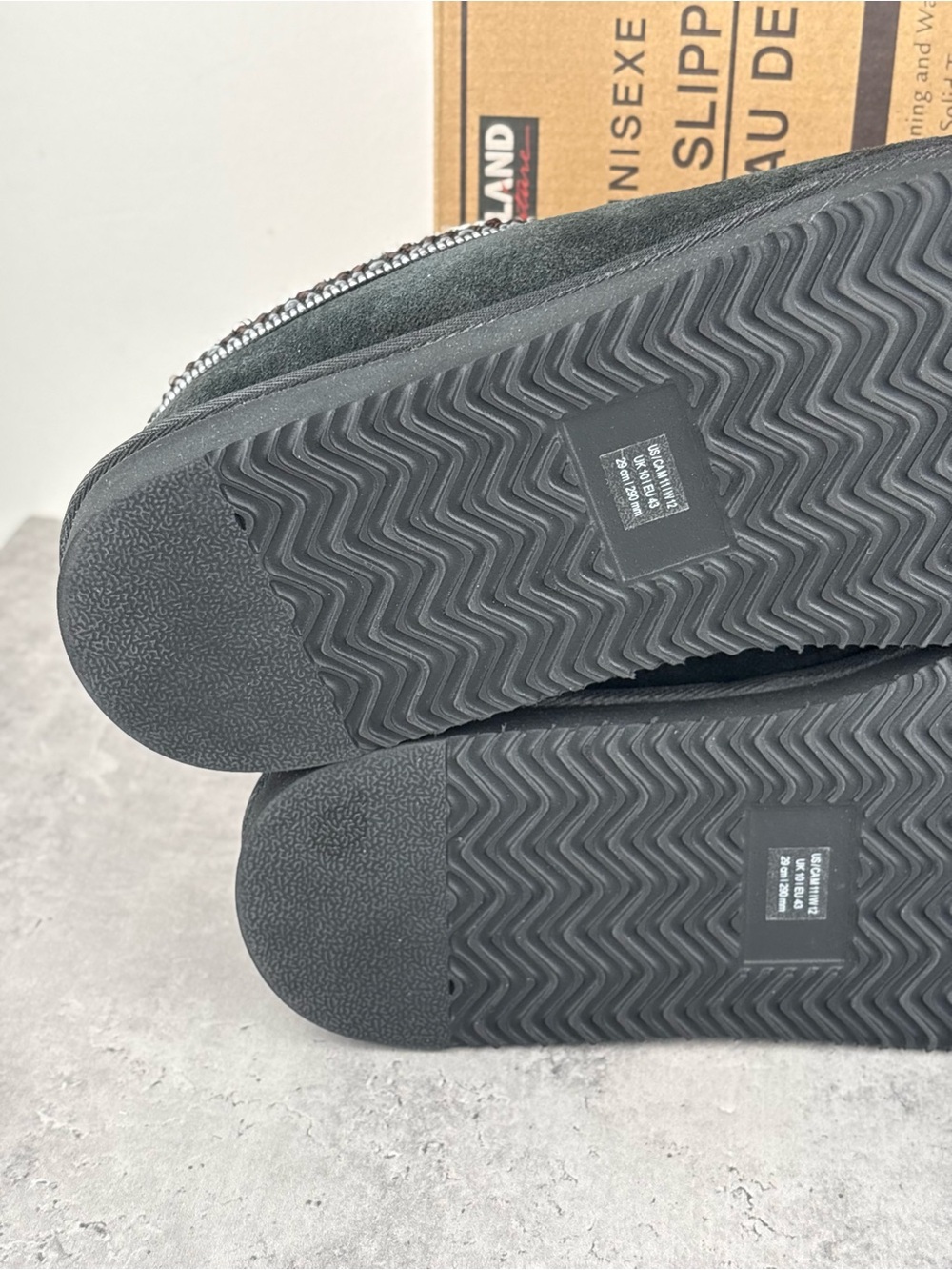 kirkland Signature shearling slippers Mens 11 Women’s 12 Black Worn Once Black - Picture 5 of 6